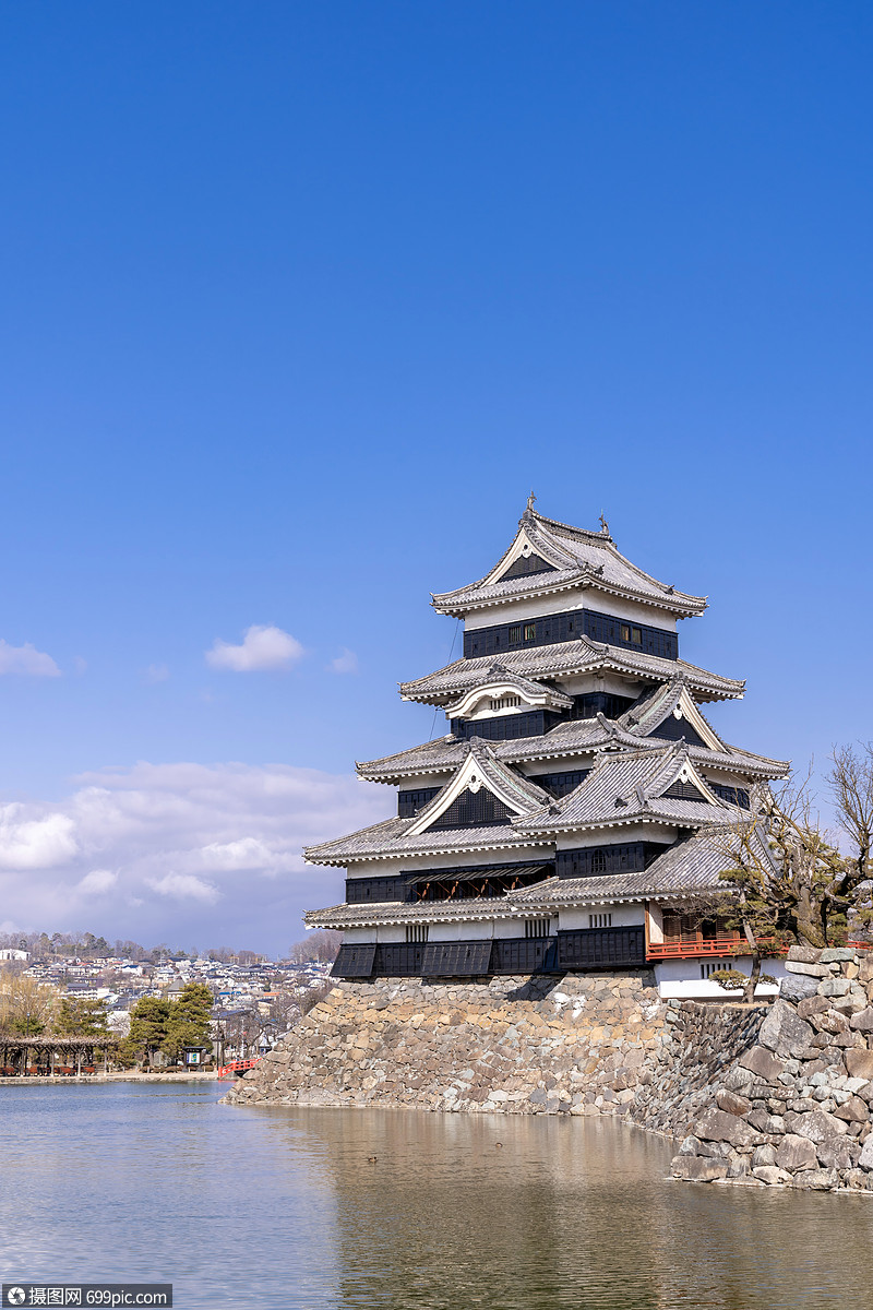 松本城堡抗蓝天松野市冬天松本城堡日本座古老的历史城堡,它的绰号