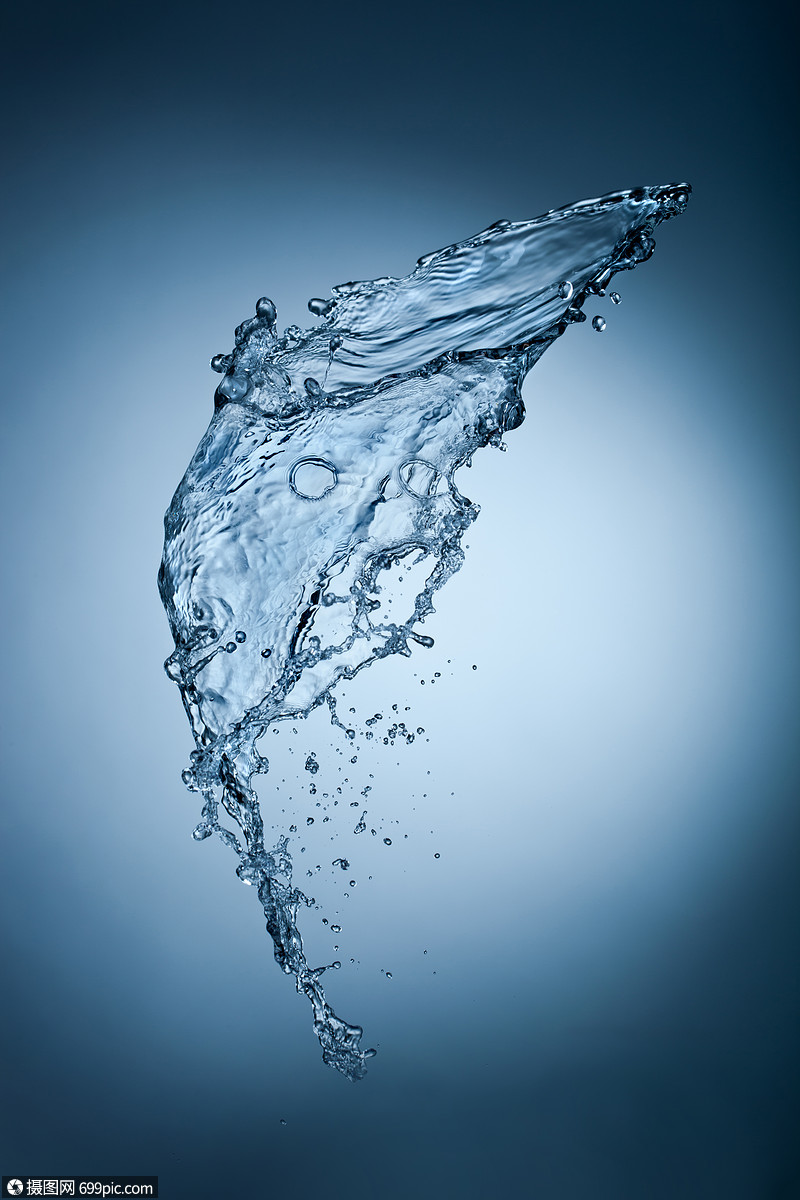 蓝色背景上的水溅干净的水滴