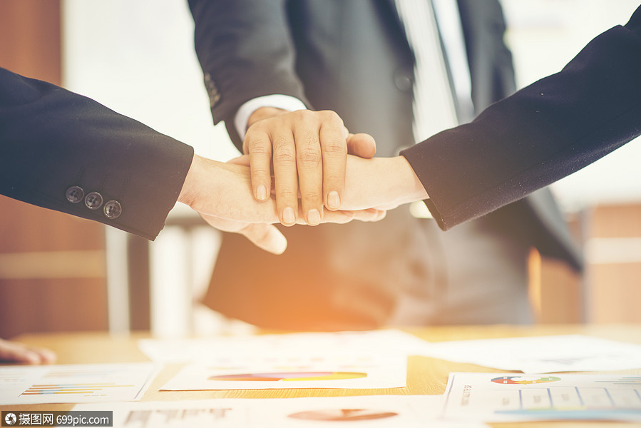 自信的商人办公室开会时握手,成功,交易,问候合作伙伴的