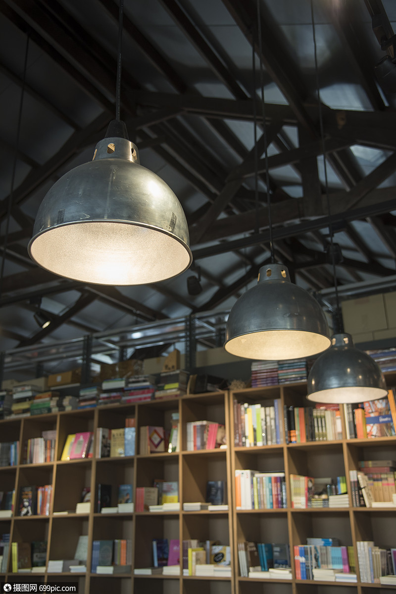 书店里的灯架子极简主义者