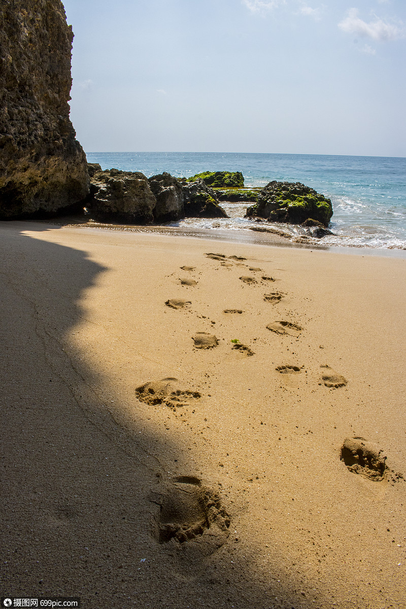 海滩沙滩上的脚印照片沙滩上的脚印