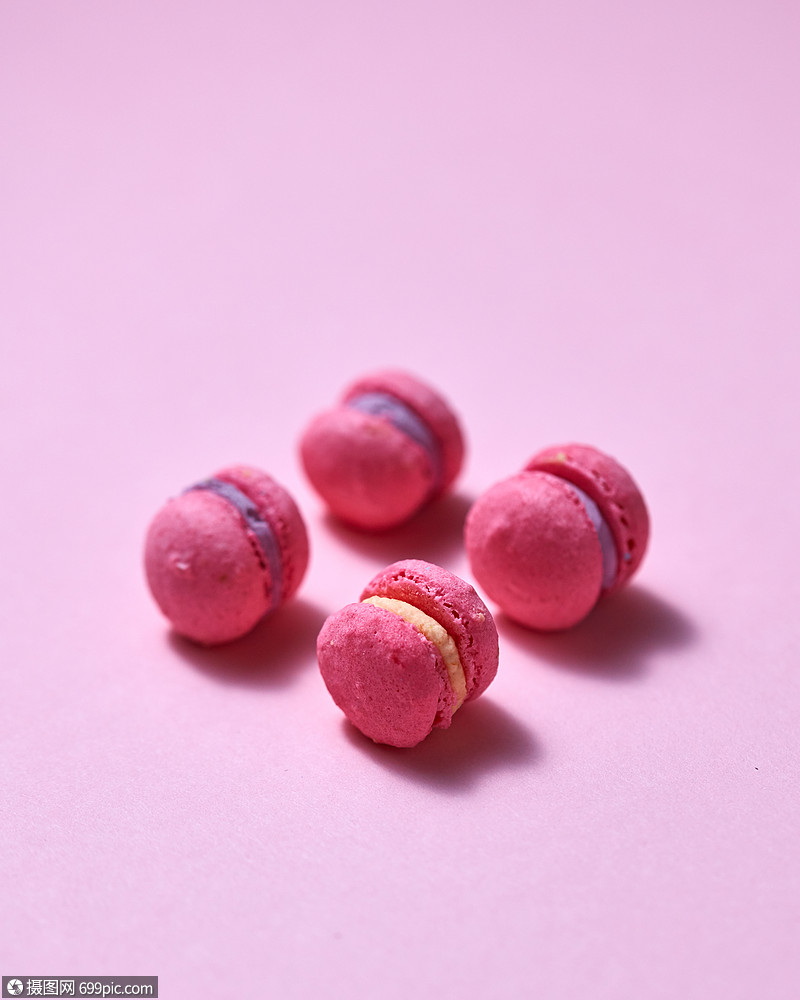 顶部的迷你粉红色马卡龙软甜粉红纸背景与为您的文本糖果食物背景粉红