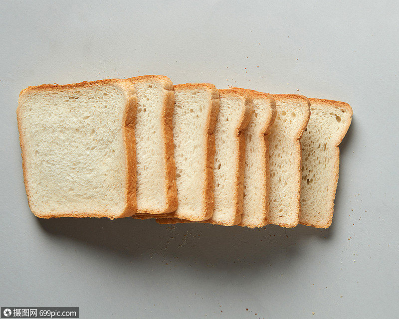 灰色背景上阴影的烤包片新鲜包