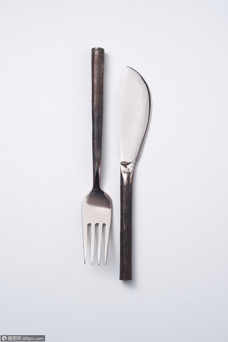 老式金属叉子刀灰色背景上的构图,文字的平躺金属老式刀叉隔离灰色