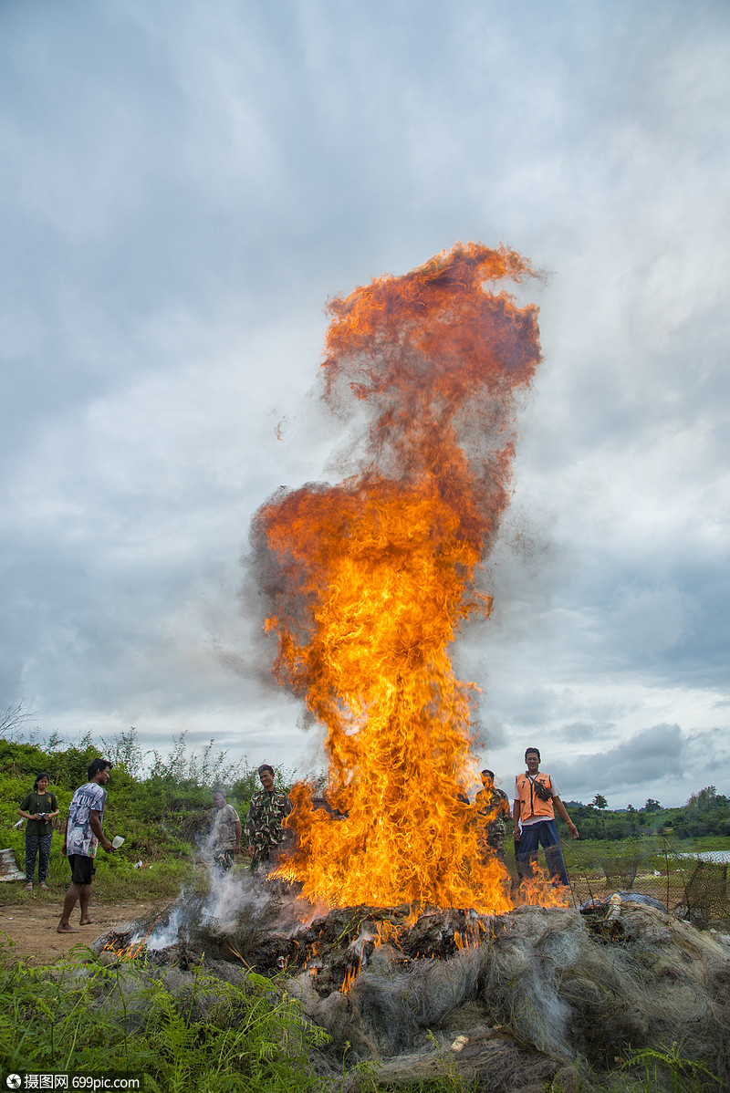 坎查纳布里,泰国20159月15日焚烧志愿者正帮助放火销毁kanchanaburi