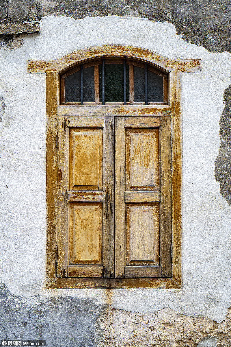 砖墙上的旧木窗木材垃圾