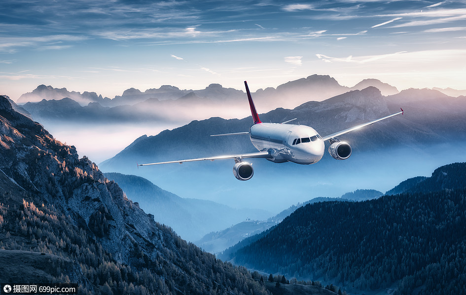 小山低云,蓝天白色飞机商务旅行商业飞机空中视野商业的低的