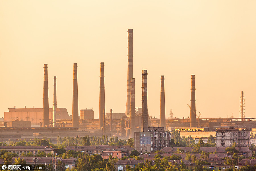 城市建筑背景上的钢铁工厂与烟囱五颜六色的日落冶金厂钢铁厂钢铁厂