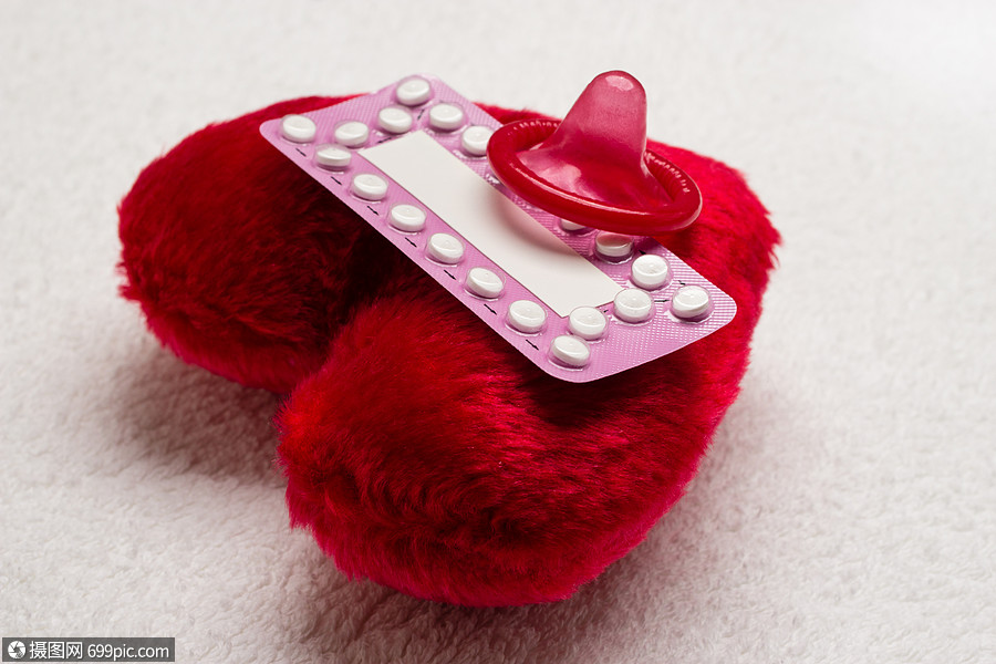 药物避孕爱节育口服避孕药避孕套红色心形小枕头上医学的激素