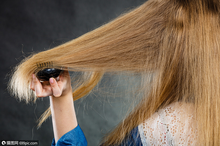 日常卫生关心好的外观背的金发休闲女孩梳理她的长发女人用黑色梳子梳