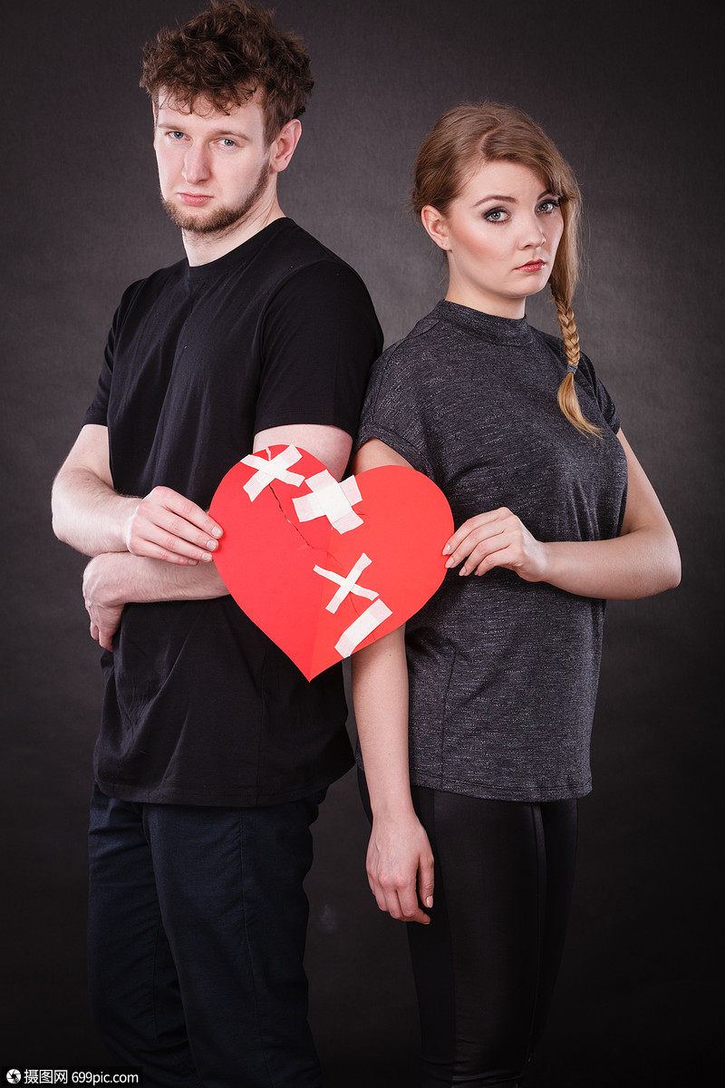 破碎的心困难的爱的悲伤幸的夫妇,女人男人着纸,红心用石膏绷带固定