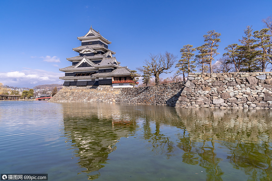 松本城堡抗蓝天松野市冬天松本城堡日本座古老的历史城堡,它的绰号