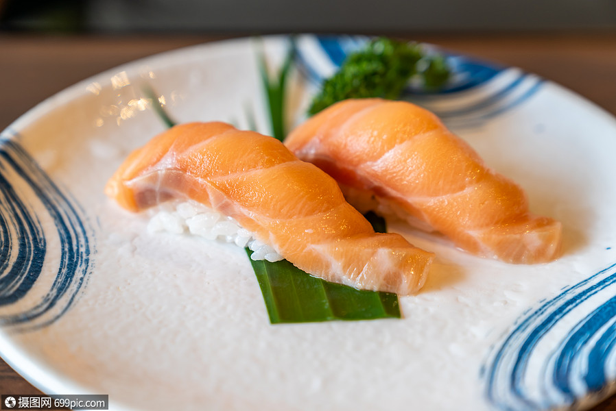 传统日式盘子中的鲑鱼寿司