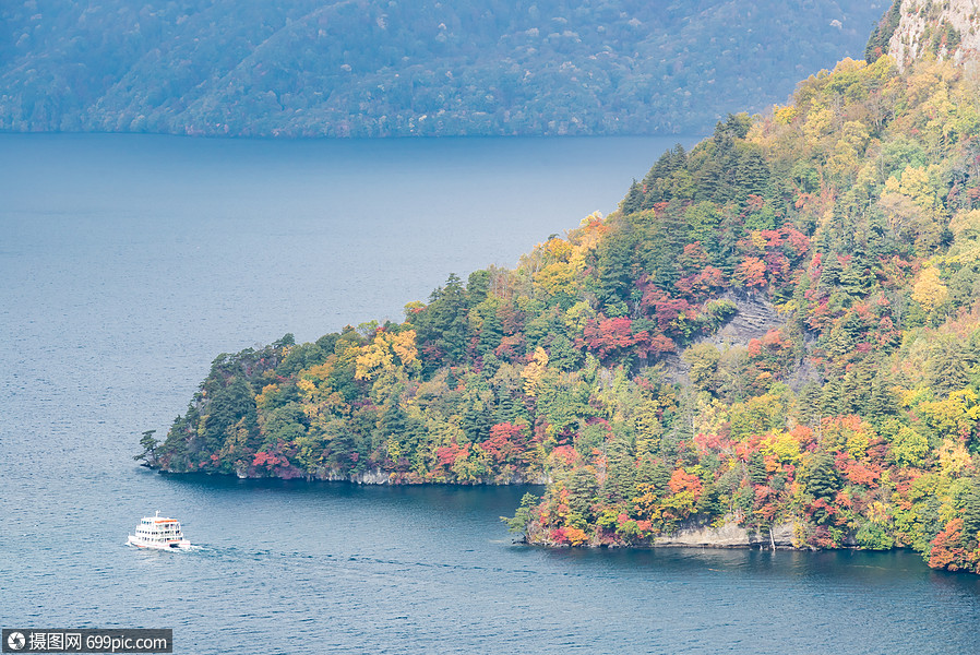 日本青森东北秋山与拖田湖的鸟瞰图海岸线景象