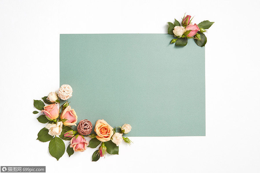 装饰自然开花玫瑰花与绿叶浅灰色背景,生日贺信卡带玫瑰花叶的角落