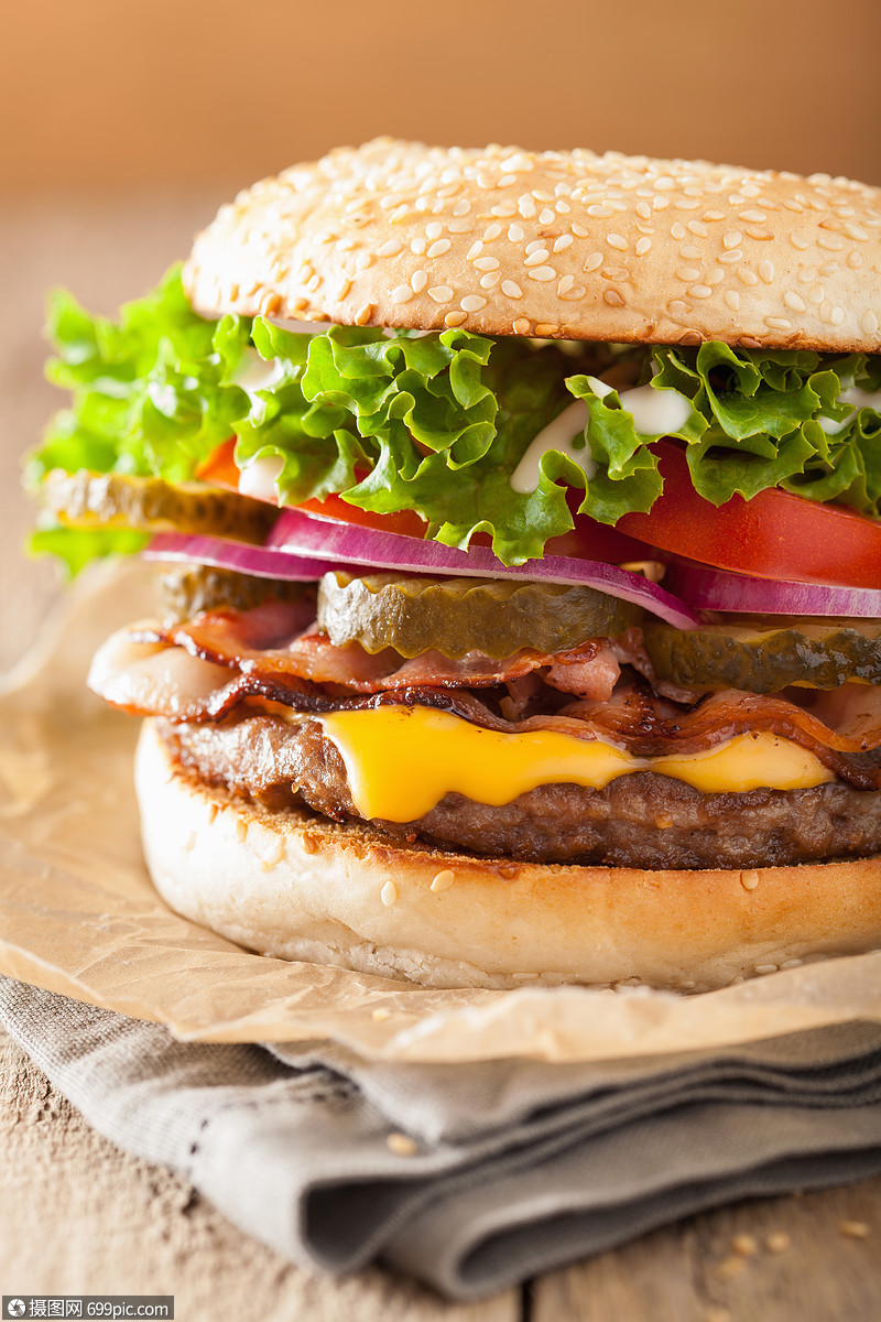 培根奶酪汉堡加西红柿洋葱泡菜营养
