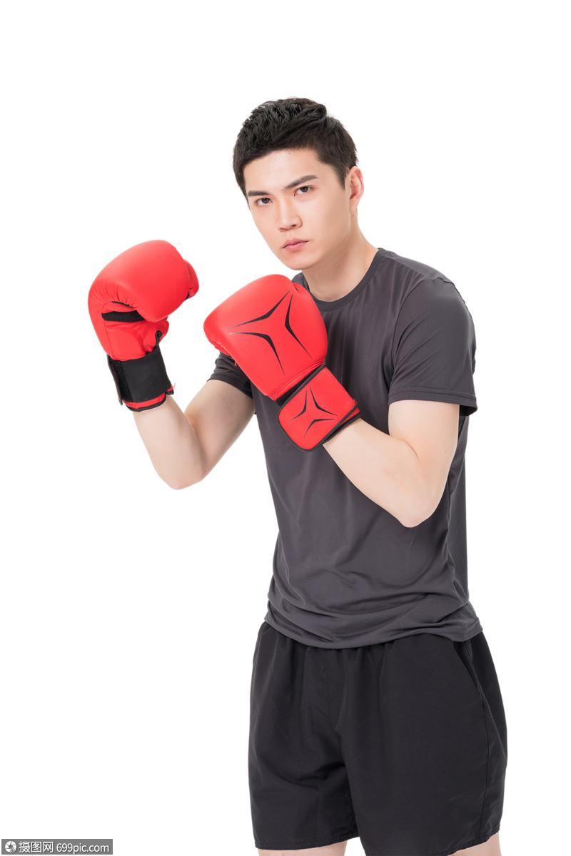 健身男性戴拳击手套打拳出拳