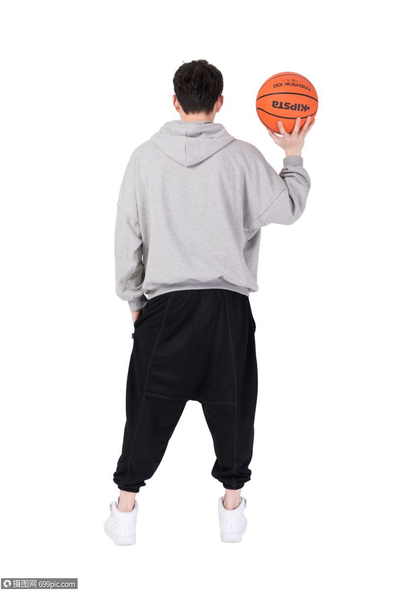 帅气男生拿篮球打篮球图片