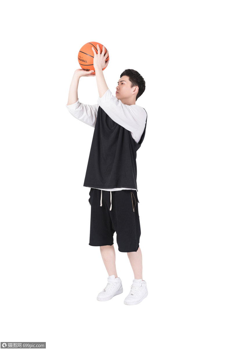 帅气男生拿篮球打篮球