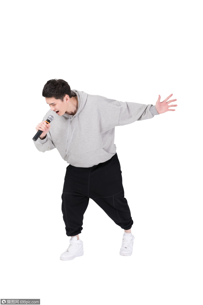 拿着麦克风唱歌的青年男性喊麦帅气
