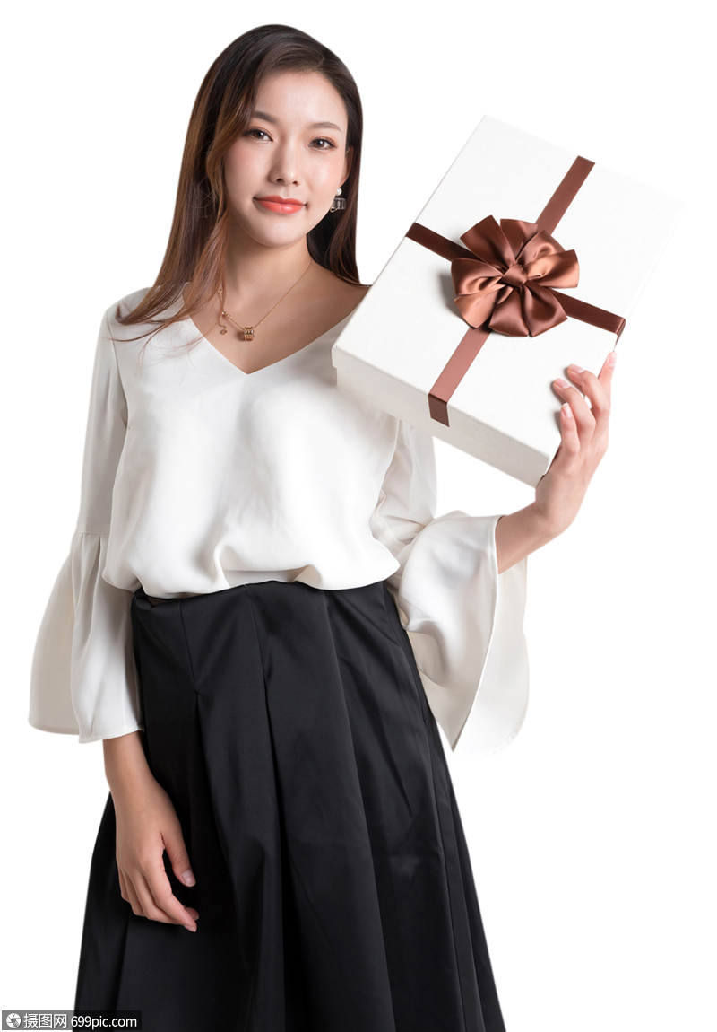 年轻美女拿着礼盒图片