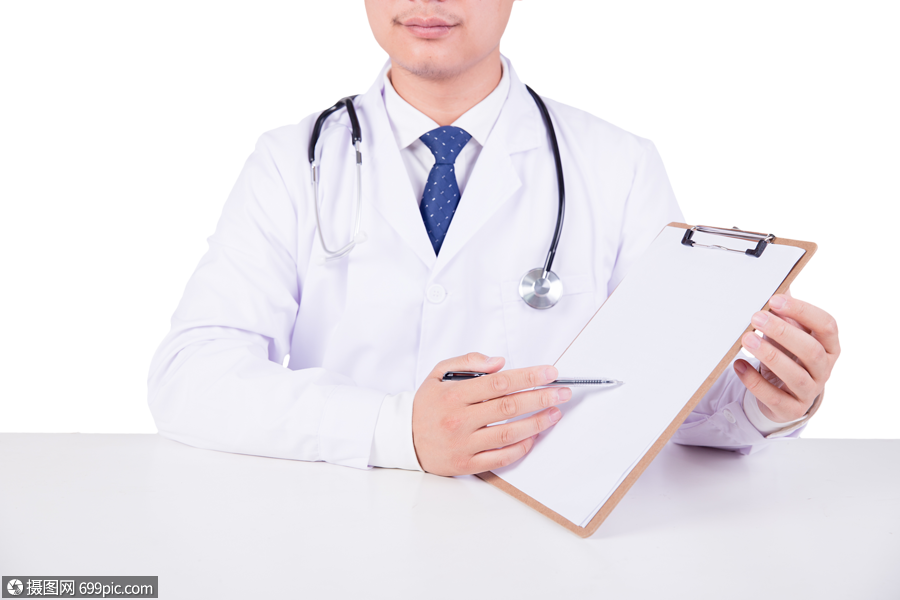 正在就诊写报告的医生