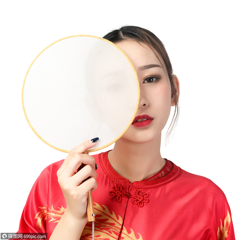 身着红装的美女手持蒲扇漂亮妇女