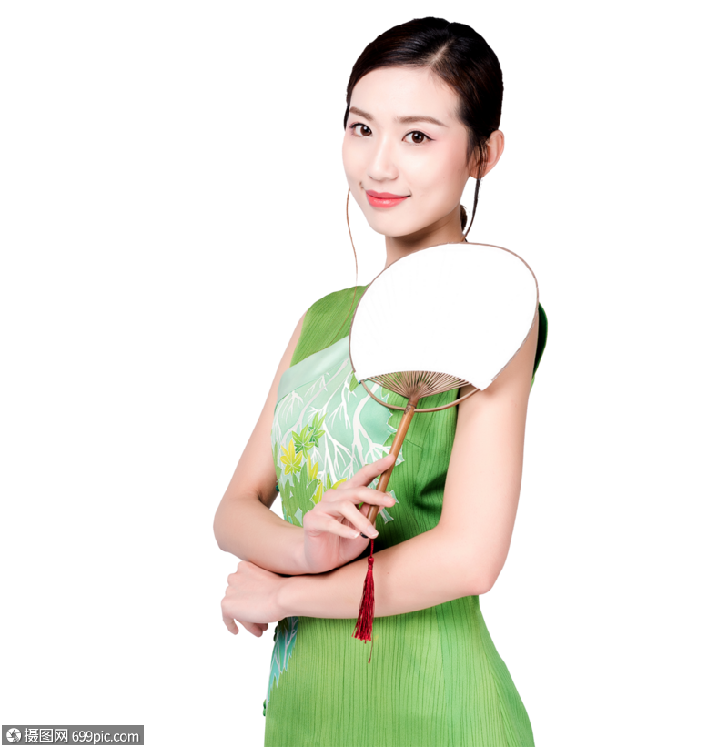 身着绿色旗袍的优雅美女手持蒲扇