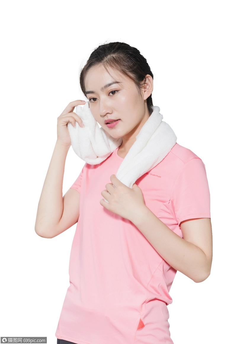 年轻美女健身房休息擦汗活力健康