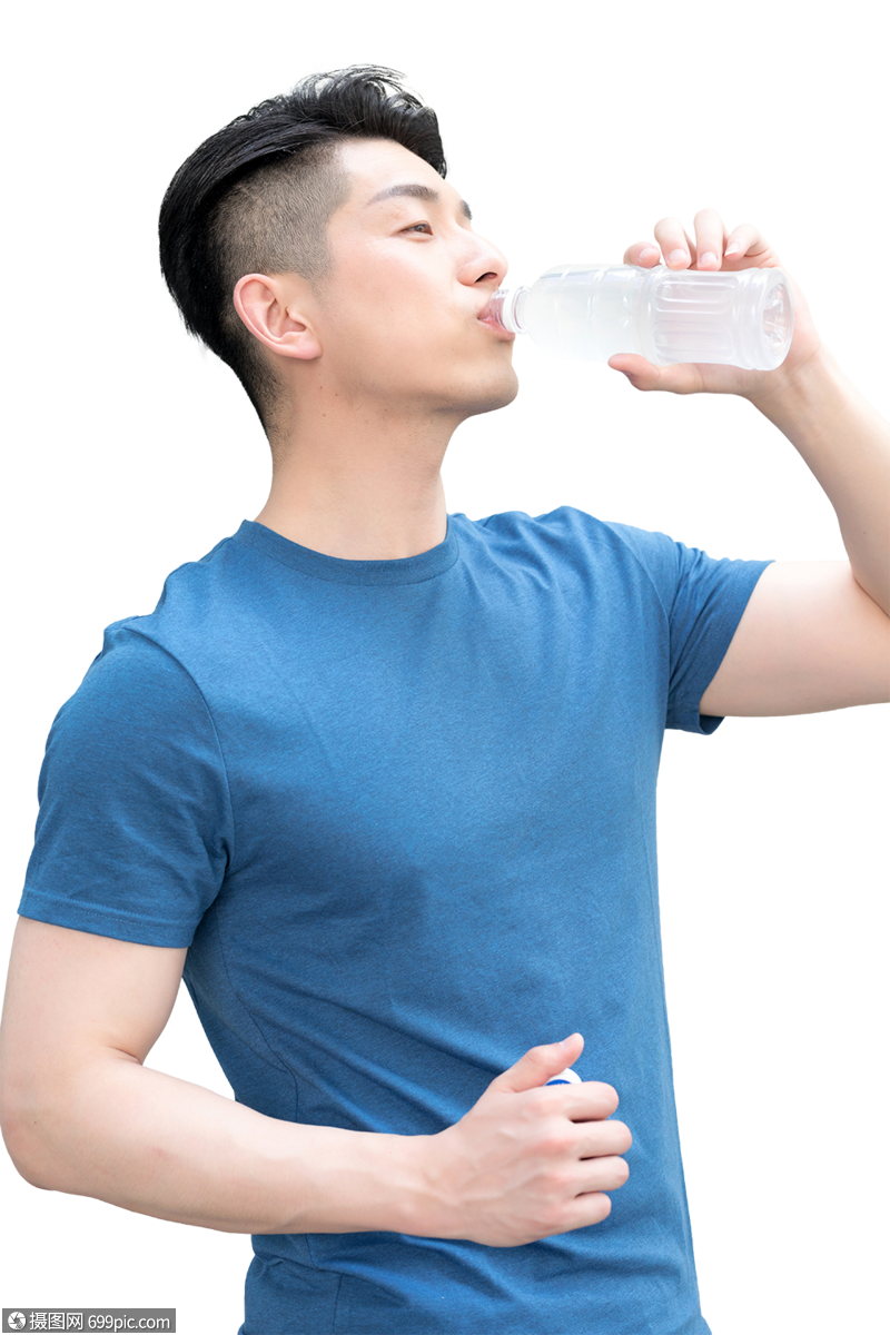运动健身后站着喝水的年轻男性