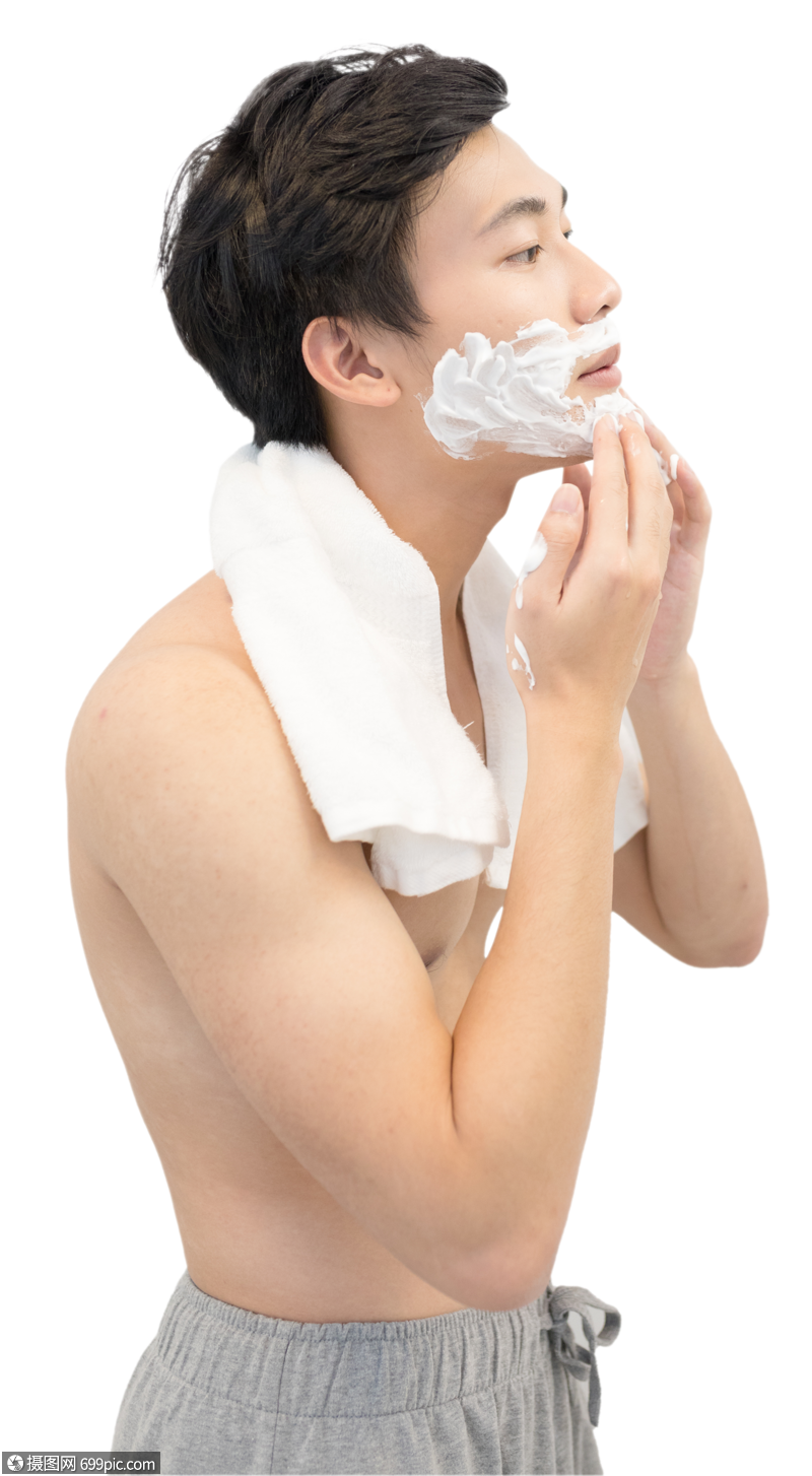 年轻男性照镜子刮胡子