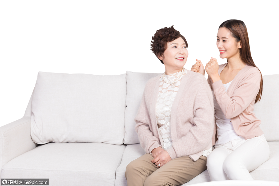 女儿给妈妈捶背按摩