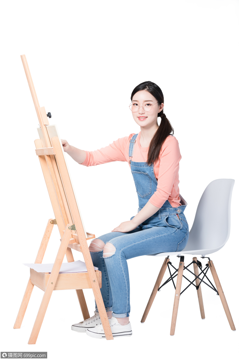 正在画画的年轻女生