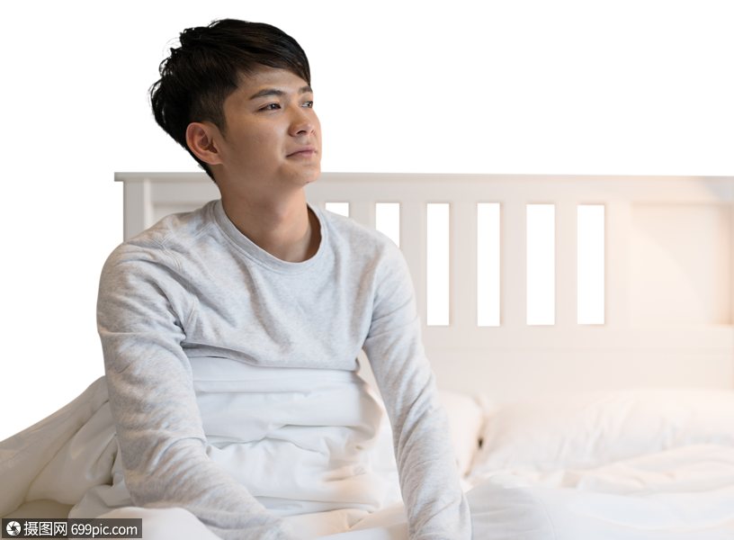 坐在床上发呆的男性
