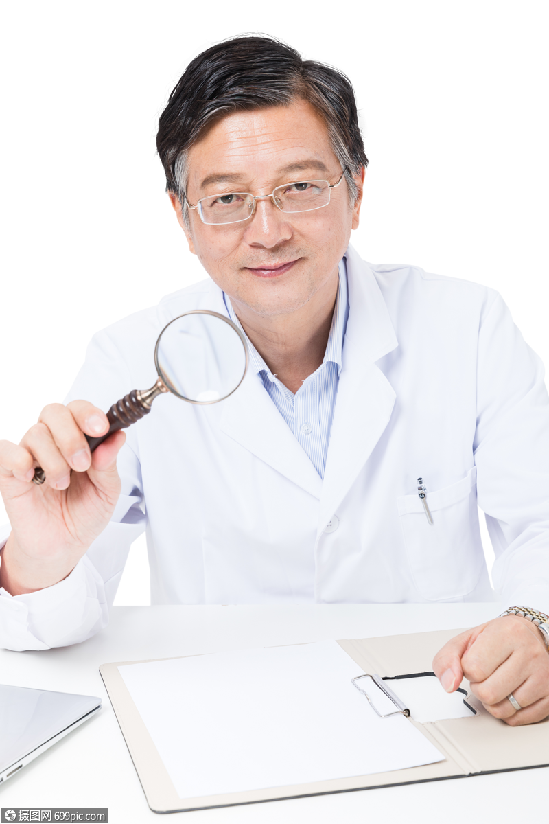 工作中的老年医生白大褂老中医