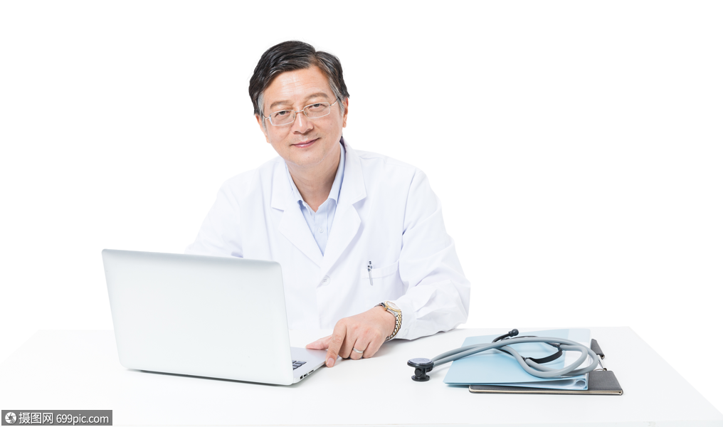 中老年医生用电脑工作白大褂老中医