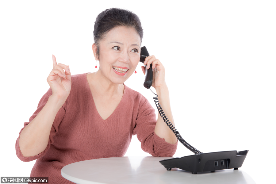 老年女性打电话