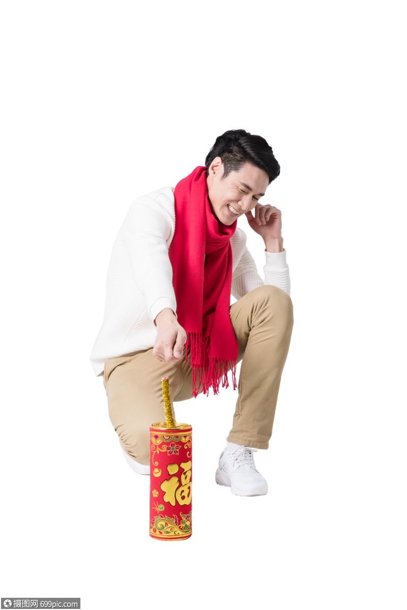 新年男性人像手拿鞭炮