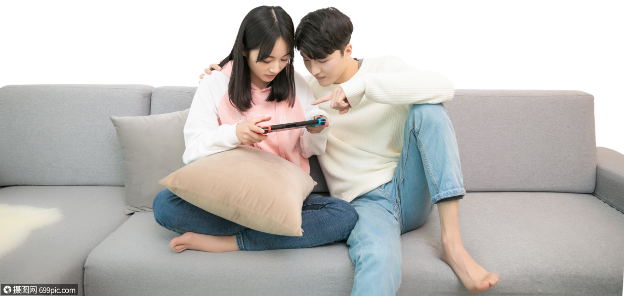 在客厅一起玩游戏的情侣