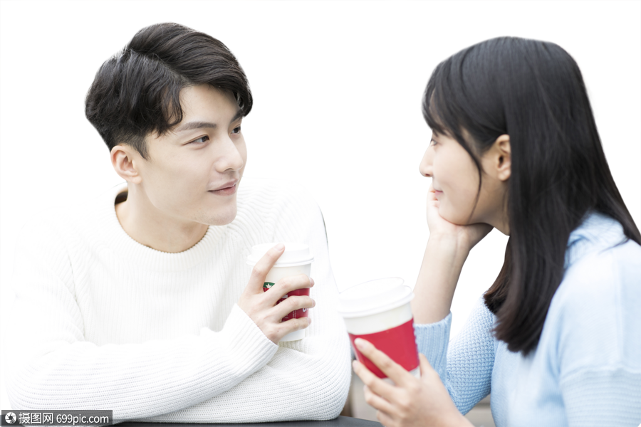 喝咖啡深情对视的情侣