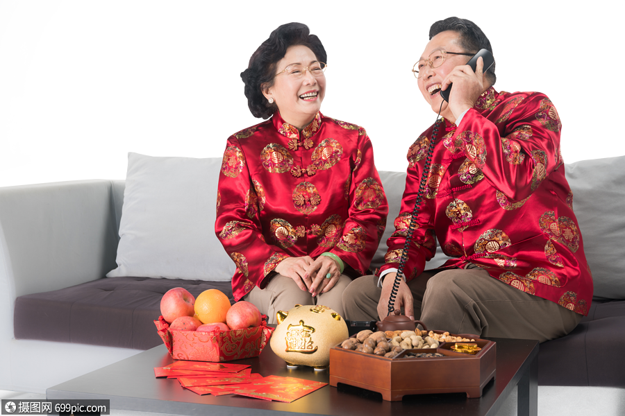 老人打电话拜年问候