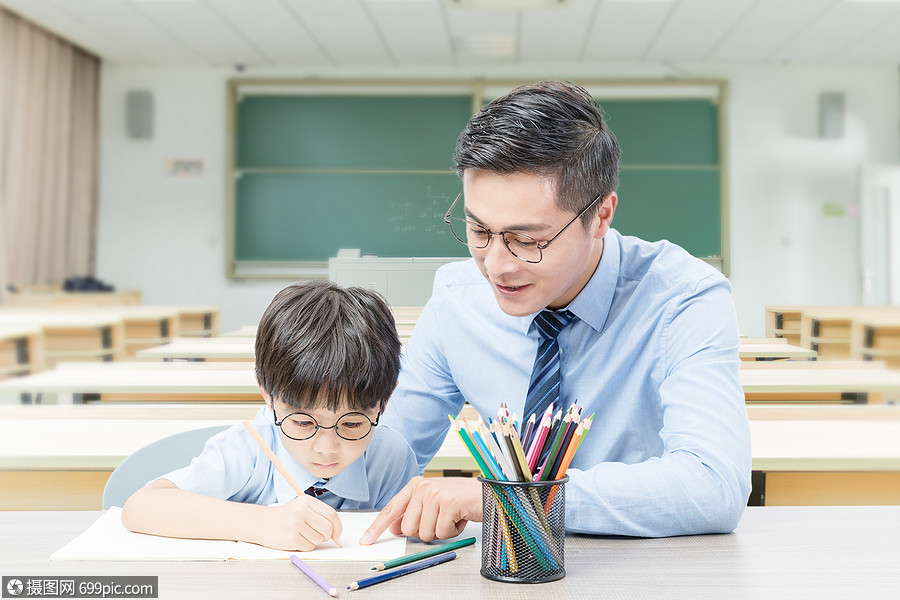 课外辅导老师学生图片