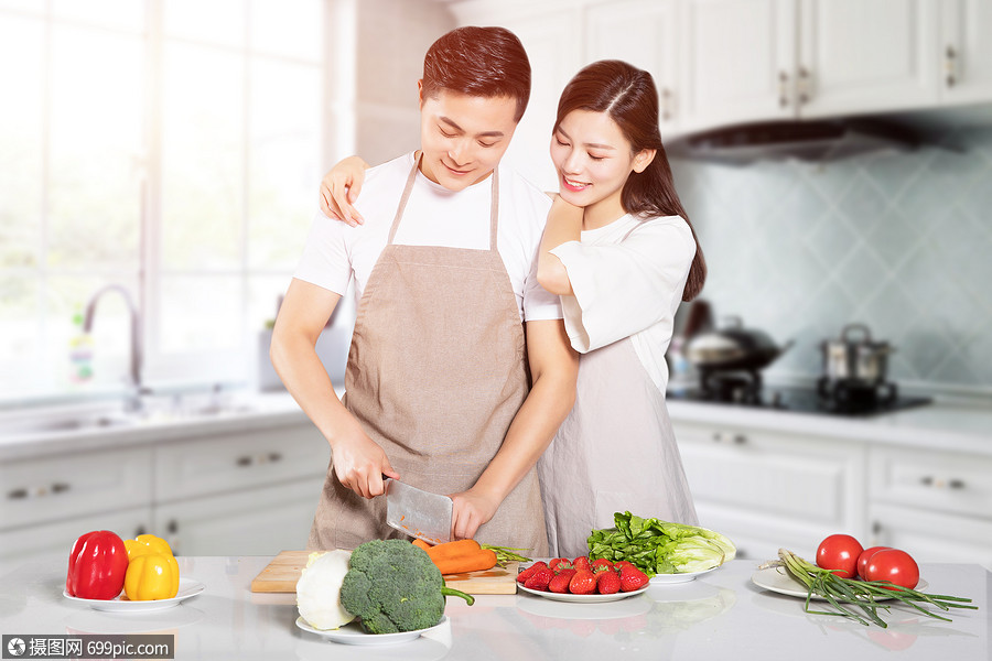 年轻夫妻做饭