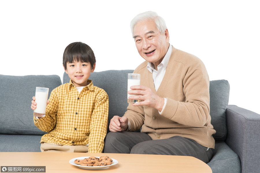 爷孙俩坐在沙发上喝牛奶吃饼干