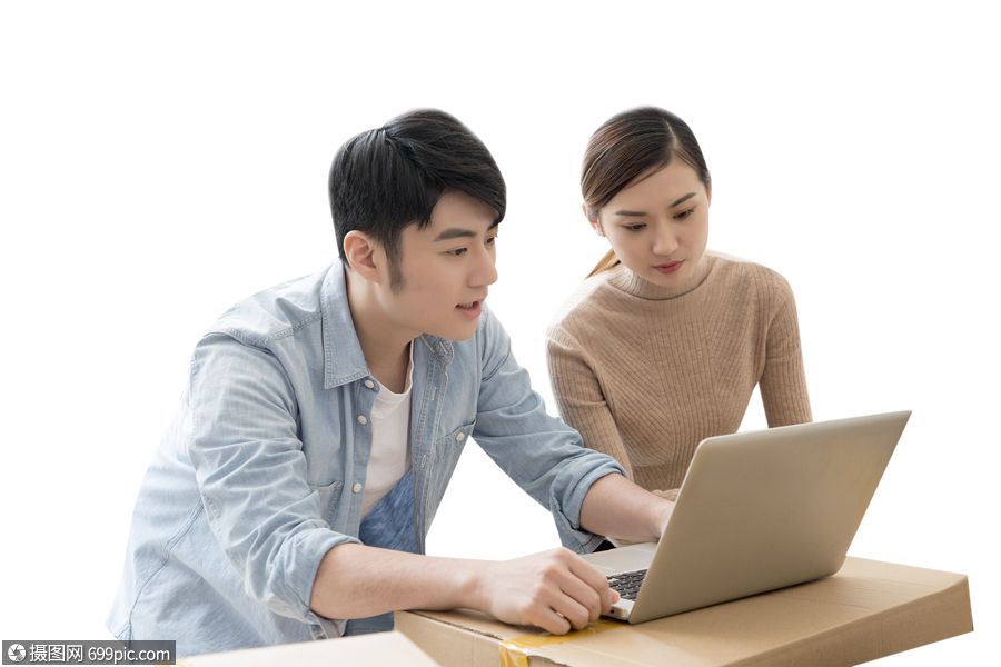 商量装修计划的情侣