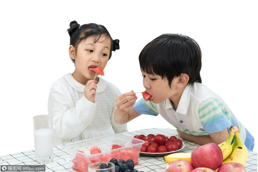 孩子在餐桌上吃水果