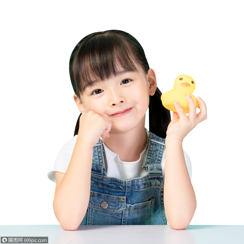 小女孩拿着小黄鸭可爱黄种人