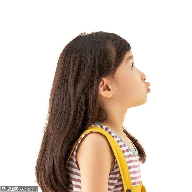 小女孩抬头仰望