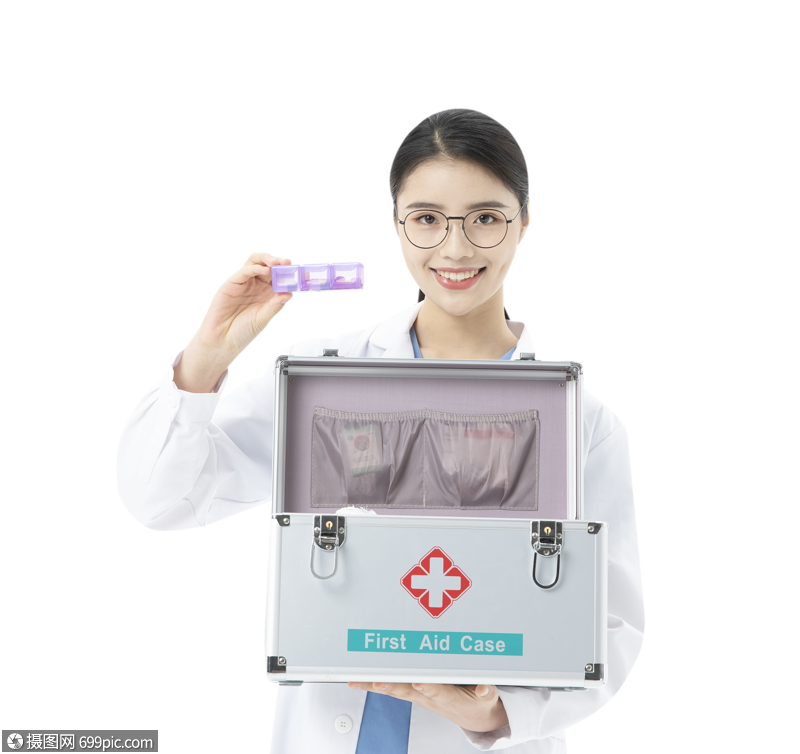 女性医生拿着医疗箱
