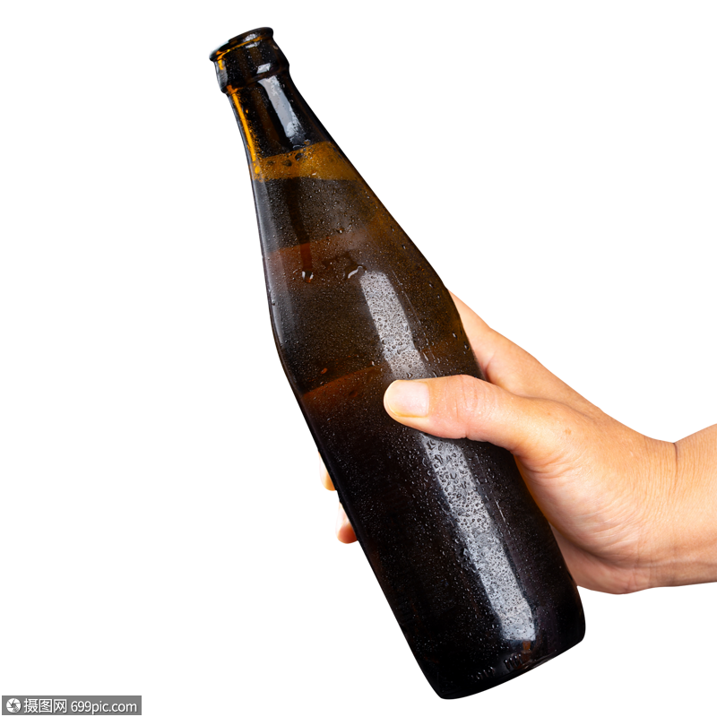手里拿着黑色啤酒瓶